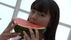 表白阳台吃瓜的女生,一场意外的表白与甜蜜瓜果时光
