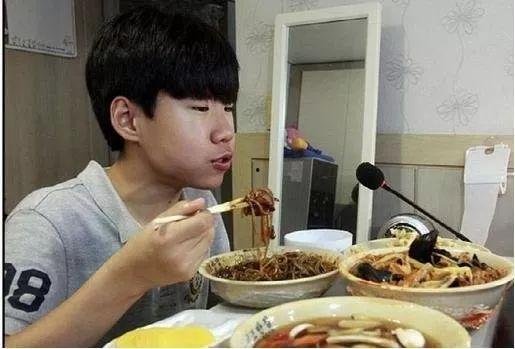 乌鲁木齐网红男人吃饭,乌鲁木齐网红男人餐桌上的魅力瞬间