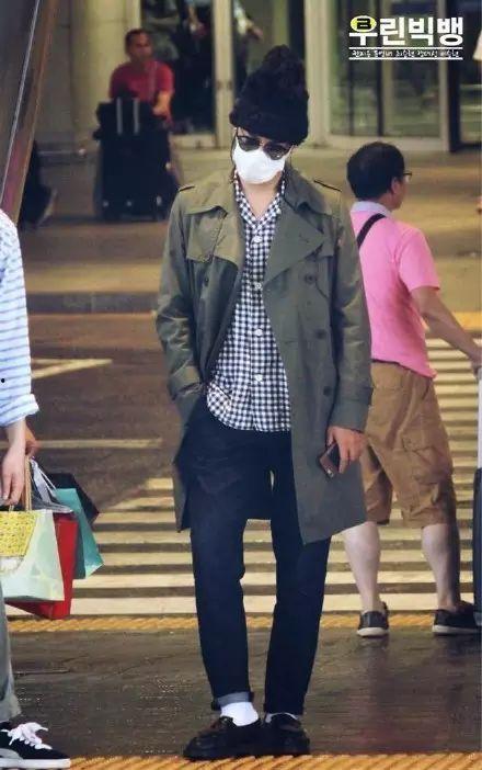 男明星光脚穿鞋,时尚与舒适的完美融合