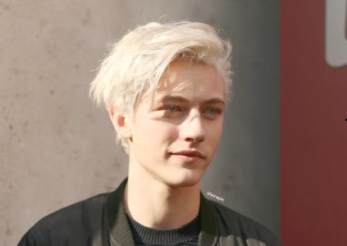 白头发男明星,盘点那些白发依旧风度翩翩的男明星