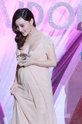 明星怀孕上围,性感曲线引粉丝热议