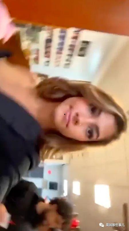 网红在亡父棺前自,棺前自省，追忆往昔情深